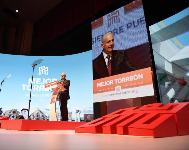 Román Alberto Cepeda durante la presentación de su Primer Informe en el Teatro Nazas.