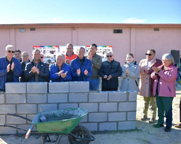 El alcalde Emilio de Hoyos Montemayor da el banderazo de inicio de la construcción del Centro de Rehabilitación de las Adicciones en Acuña.