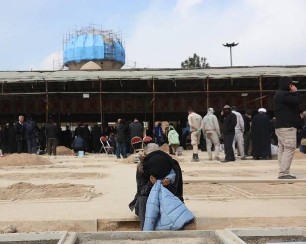 Una mujer iraní llora en el cementerio Behesht Zahra, al sur de Teherán, el pasado 9 de marzo.
