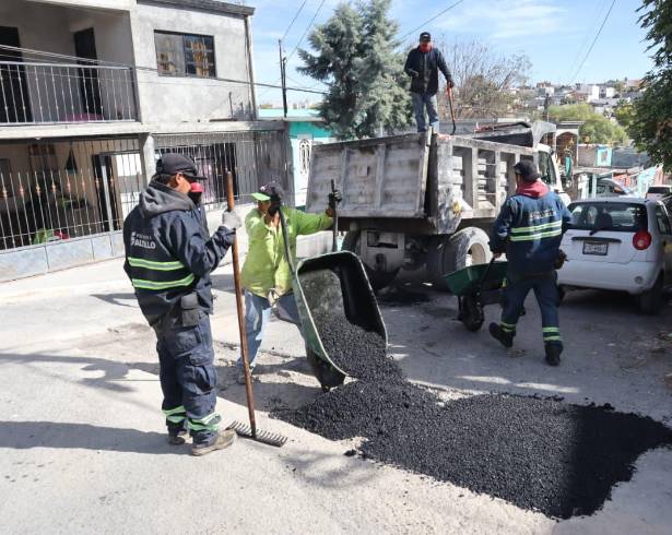 El Gobierno de Saltillo invita a la ciudadanía a reportar baches mediante el Chat Bot “Saltillo Fácil”, para agilizar la atención en colonias y avenidas de la ciudad.