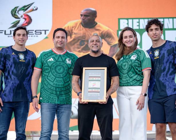 El alcalde Javier Díaz González dio la bienvenida al exfutbolista brasileño en el templete principal.
