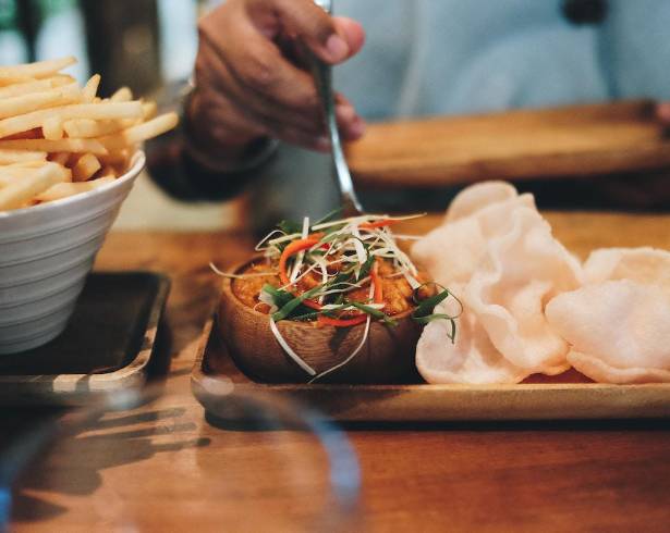Comer fuera de casa es una alternativa para quienes trabajan en Navidad o prefieren no cocinar.
