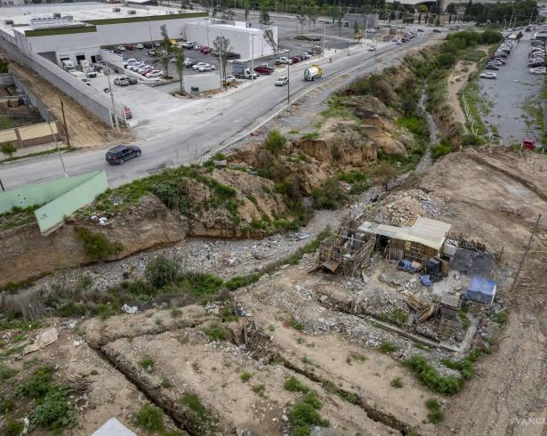 El desarrollo urbano en torno a afluentes ha provocado tapones que generan mayores riesgos de inundación.