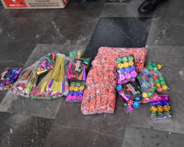 Decomisan 300 kilogramos de fuegos artificiales en el Metro de la Ciudad de México
