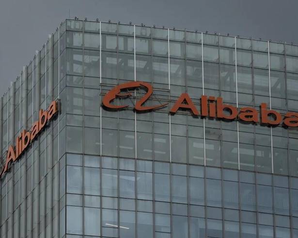 Logo de la compañía china Alibaba en la sede de la empresa tecnológica en Hangzhou, Zhejiang, China.