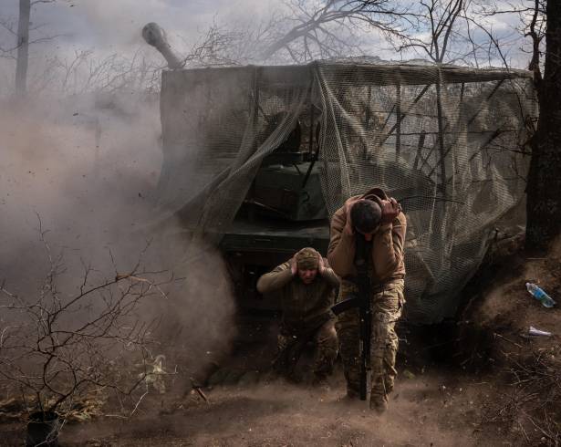 Soldados ucranianos disparan contra objetivos rusos en la región de Donetsk, Ucrania, el 22 de marzo de 2025.