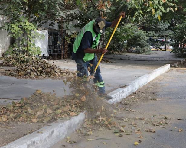 Las cuadrillas de ‘Aquí andamos’ realizan labores de deshierbe y retiro de maleza que obstruye el tránsito de los ciudadanos.