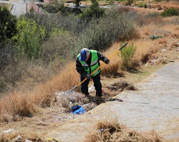 Se retiraron basura, escombro, maleza y material acumulado para mantener el flujo natural del agua.