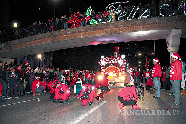 $!Miles disfrutan de desfile navideño en Saltillo