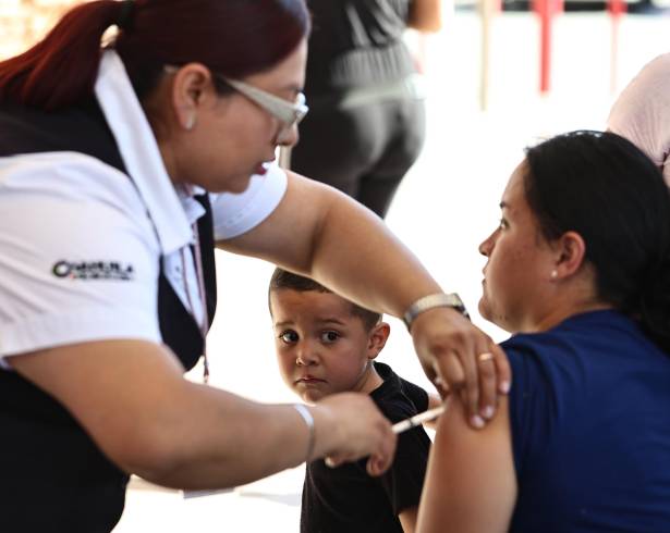 Ayer, brigadas de salud iniciaron una campaña intensiva de vacunación en el oriente de Saltillo, como parte de las acciones para contener el sarampión en Coahuila.