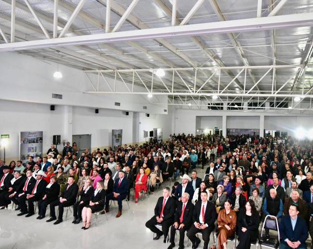 Familias sambonenses acudieron al recinto para conocer los avances del gobierno municipal.