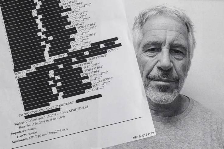 Fotografía de archivo de copias de algunas páginas de los archivos de Jeffrey Epstein, en Miami, Florida.