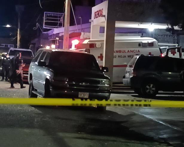 Elementos de seguridad acordonaron la calle Tercera de la colonia Emiliano Zapata para permitir el trabajo de peritos en criminología tras el ataque ocurrido la noche del sábado.