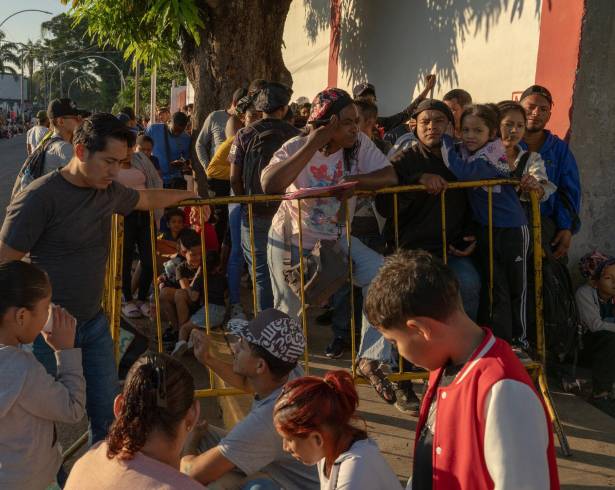Migrantes esperan en la frontera, mientras la Corte Suprema debate sobre el futuro de la política de asilo.