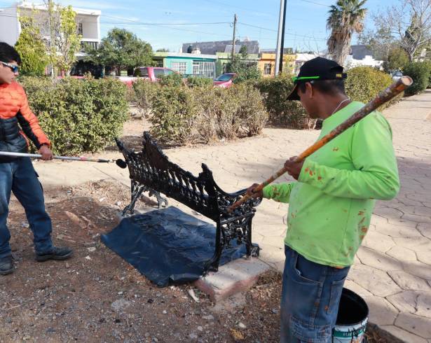 Cuadrillas del programa “Aquí Andamos” realizaron trabajos de rehabilitación y pintura en la plaza del fraccionamiento Nuevo Mirasierra.