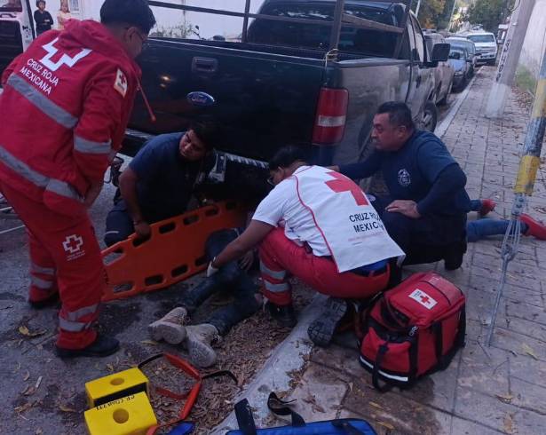Paramédicos de la Cruz Roja brindaron atención prehospitalaria al joven lesionado en el lugar del accidente.