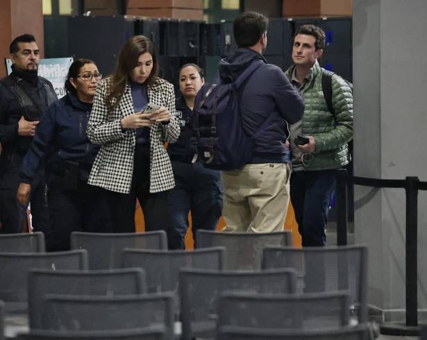 Luego de poco más de cuatro horas de haber llegado, Tania Flores dejó el Centro de Justicia donde se llevó a cabo la audiencia.