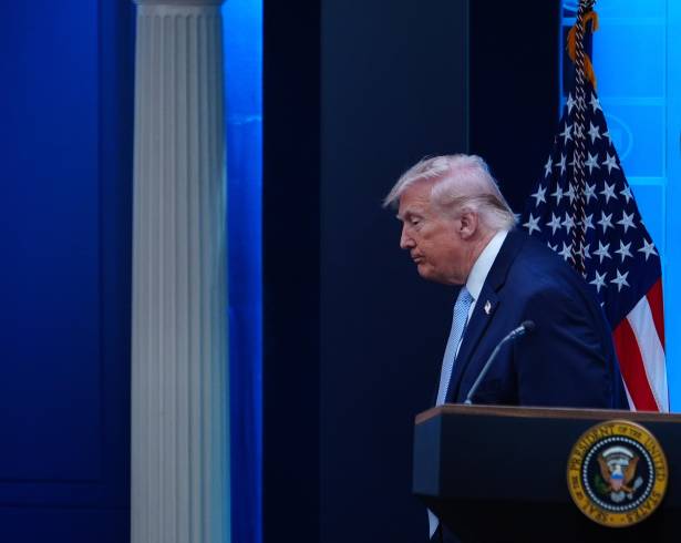 El presidente Donald Trump se retira tras hablar con los periodistas durante una conferencia de prensa en la Sala de Prensa James Brady de la Casa Blanca.