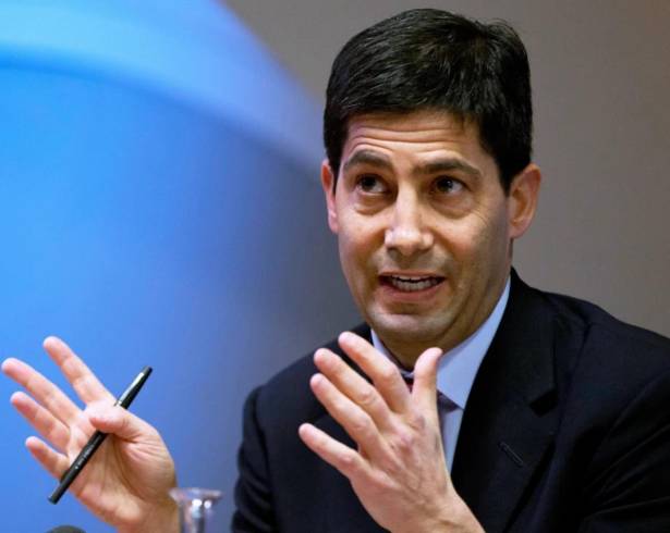 Kevin Warsh, habla con los medios sobre su informe sobre la transparencia en el Banco de Inglaterra, en Londres, el 11 de diciembre de 2014.