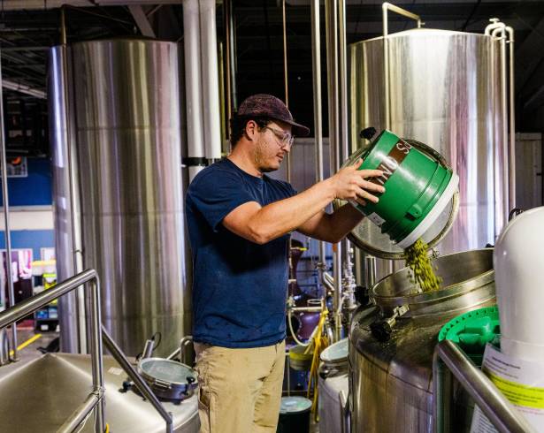 El aumento del precio del diésel está incrementando los costos de Maui Brewing, una fábrica de Kihei, Hawái, que importa materias primas para fabricar su cerveza.