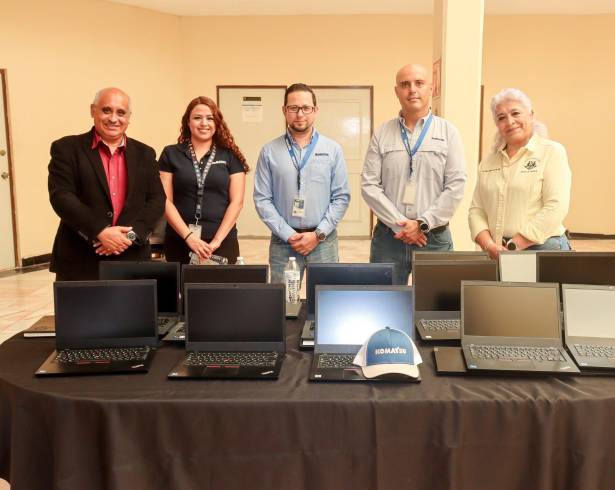 Estudiantes y autoridades de la UAAAN participaron en la entrega de las 25 computadoras portátiles donadas por una empresa local.