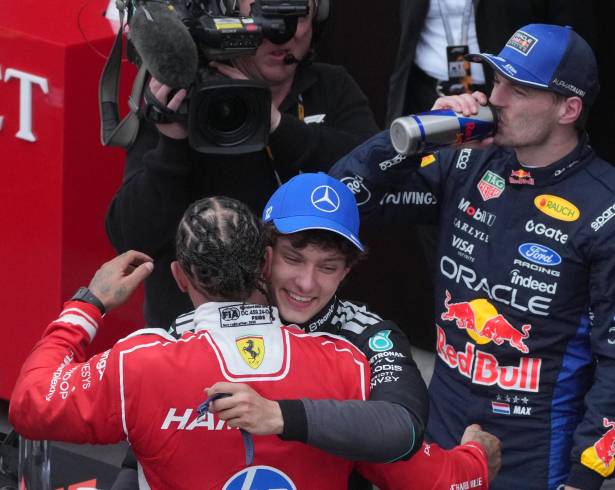 Los Mercedes dominaron gran parte de la carrera antes del abandono de George Russell por una falla mecánica.