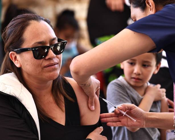 Vecinos de distintas colonias acudieron desde temprana hora al módulo instalado en Alsuper Mirasierra para recibir la vacuna contra el sarampión.