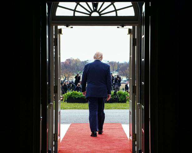 En su primer año de regreso al cargo, el Sr. Trump ha adoptado sin complejos los atributos de la realeza, al tiempo que ha ejercido su poder para transformar el gobierno y la sociedad estadounidenses a su antojo.