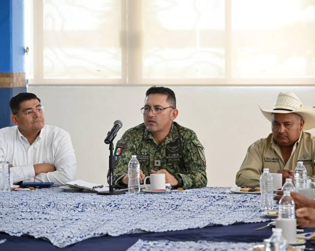 El alcalde de Nava, Iván Ochoa Rodríguez, participó en la reunión regional de seguridad realizada en las instalaciones del 12/o Regimiento de Caballería, donde se revisaron estrategias para fortalecer la coordinación entre municipios.