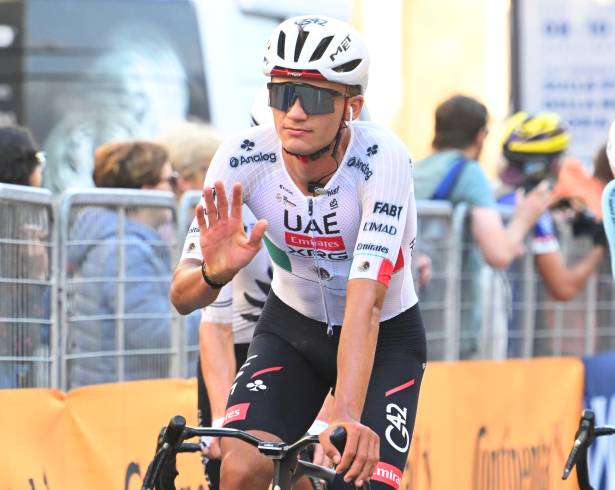 Isaac del Toro no pudo defender su corona en el Gran Piemonte 2026, donde terminó en el lugar 82 pese a protagonizar una escapada durante los últimos kilómetros.