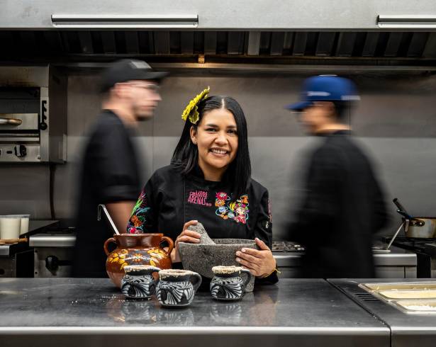 Mayra impregna a su equipo con su liderazgo, amor y respeto por la cocina.