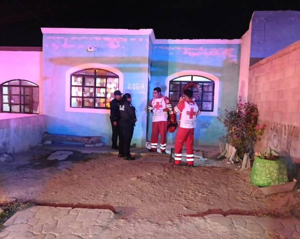 Paramédicos de la Cruz Roja brindaron atención a la adolescente, quien presentaba heridas leves y mostraba signos de intoxicación, según vecinos.