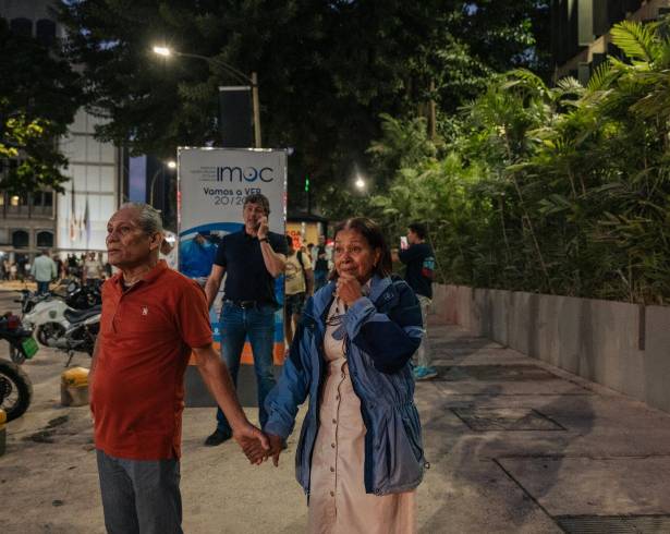Vecinos de la capital y de ciudades como San Felipe y Valencia salieron en masa a las calles tras el pánico y la confusión generados por dos fuertes sismos consecutivos, el mayor de ellos con una magnitud de 7,5.