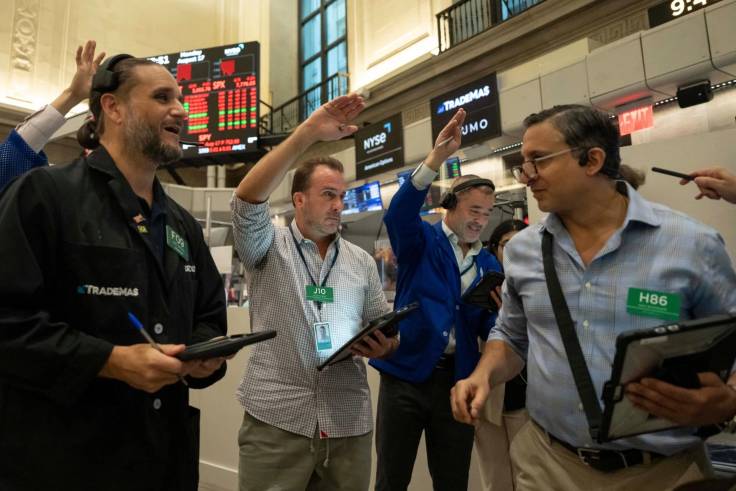 Los operadores de opciones trabajan en el piso de la Bolsa de Valores de Nueva York, el lunes 17 de agosto de 2026, en Nueva York.