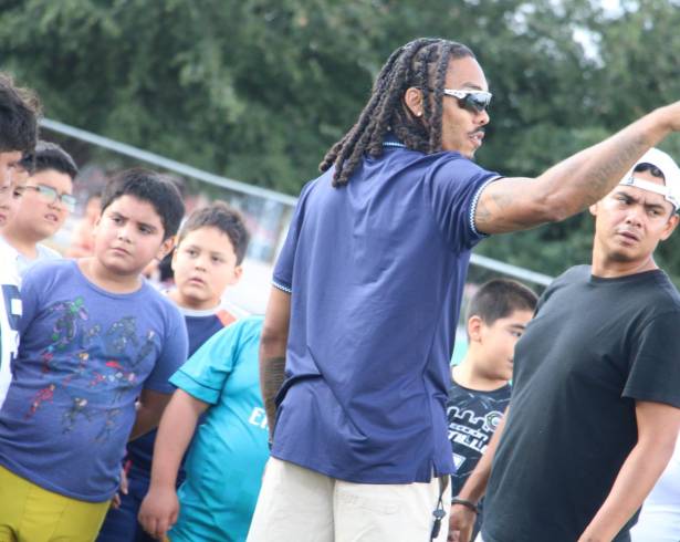 El exjugador de la NFL, Brendan Langley, compartió técnicas de futbol americano con niñas y niños saltillenses.