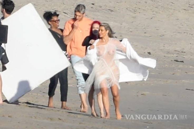 $!Kim Kardashian no deja nada a la imaginación en la playa