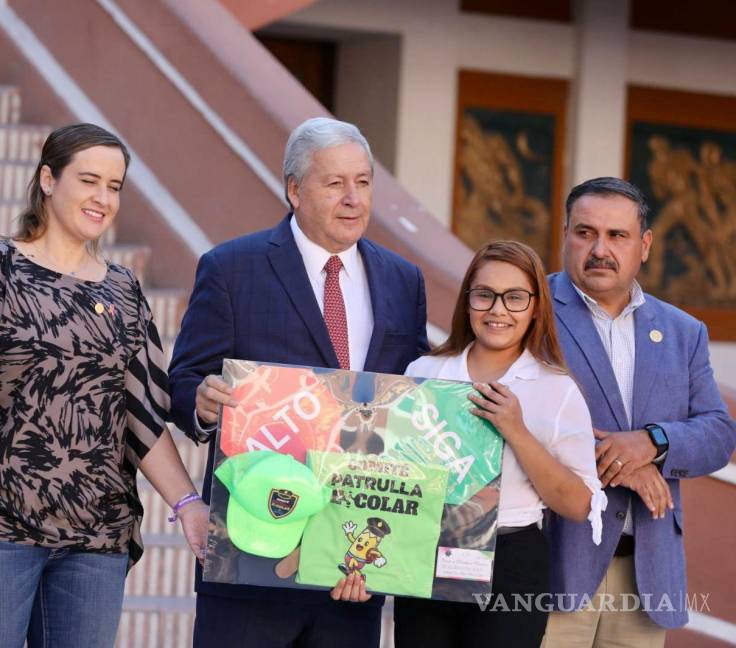 $!Autoridades de Saltillo hacen entrega de kits de identificación a los representantes de las escuelas, fortaleciendo el trabajo en equipo en la seguridad escolar.