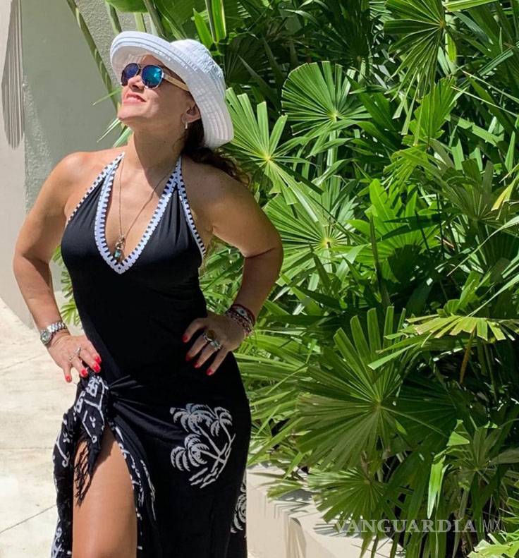 $!Tatiana se luce en traje de baño a los 50 años