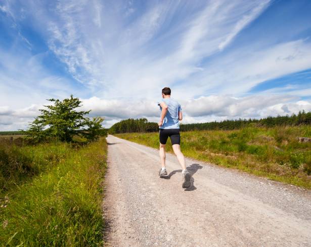 Caminar, nadar o andar en bicicleta estática son opciones recomendadas para principiantes, ya que permiten activar el cuerpo de forma progresiva y reducir el riesgo de sobrecargas.