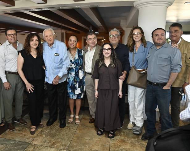 Amigos, familiares y conocidos celebraron con él un año más de vida.