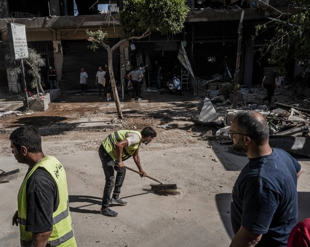 Trabajadores en el lugar de un ataque aéreo israelí en Beirut, Líbano. El ataque generó más dudas sobre la firma del acuerdo de alto el fuego prometido.