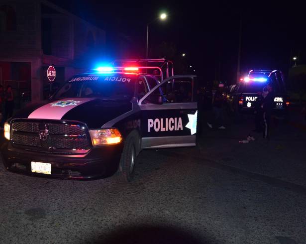 Elementos de la Policía Municipal realizaron recorridos en los alrededores para tratar de localizar a los sospechosos.