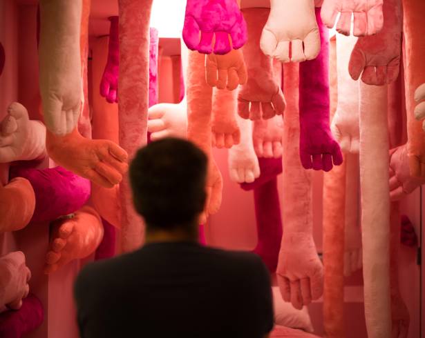 Un visitante contempla la instalación de Nathalie Auzepy en el “Hospital de las Emociones” en un antiguo hospital en Los Ángeles, el miércoles 22 de julio de 2026.