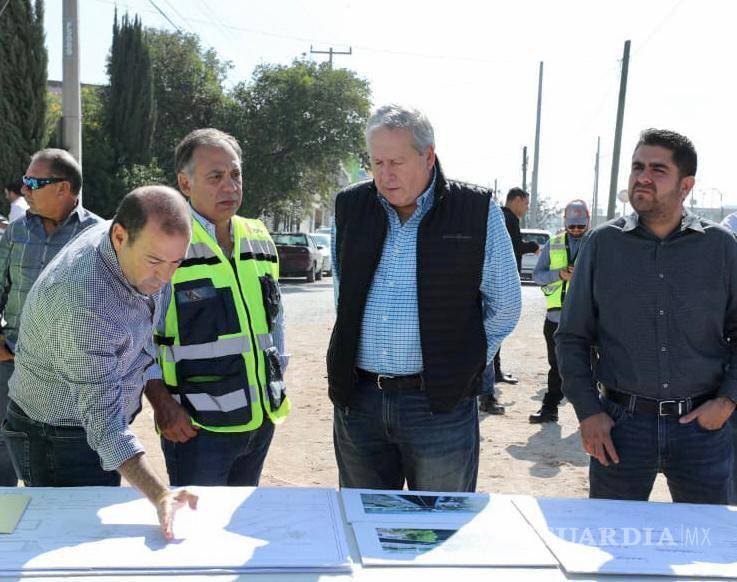 $!En la supervisión estuvo acompañado de Juan Carlos Villarreal, Tesorero del municipio, Eduardo Medrano, Primer regidor, Virgilio Verduzco Echeverría, Director de Infraestructura y Obra Publica y Héctor M. Reyes, Director de Comunicación Social.