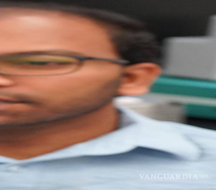 $!El investigador Rajaram Kaveti sostiene el apósito hidráulico sin electrónica WPED para la estimulación eléctrica de la cicatrización de heridas.