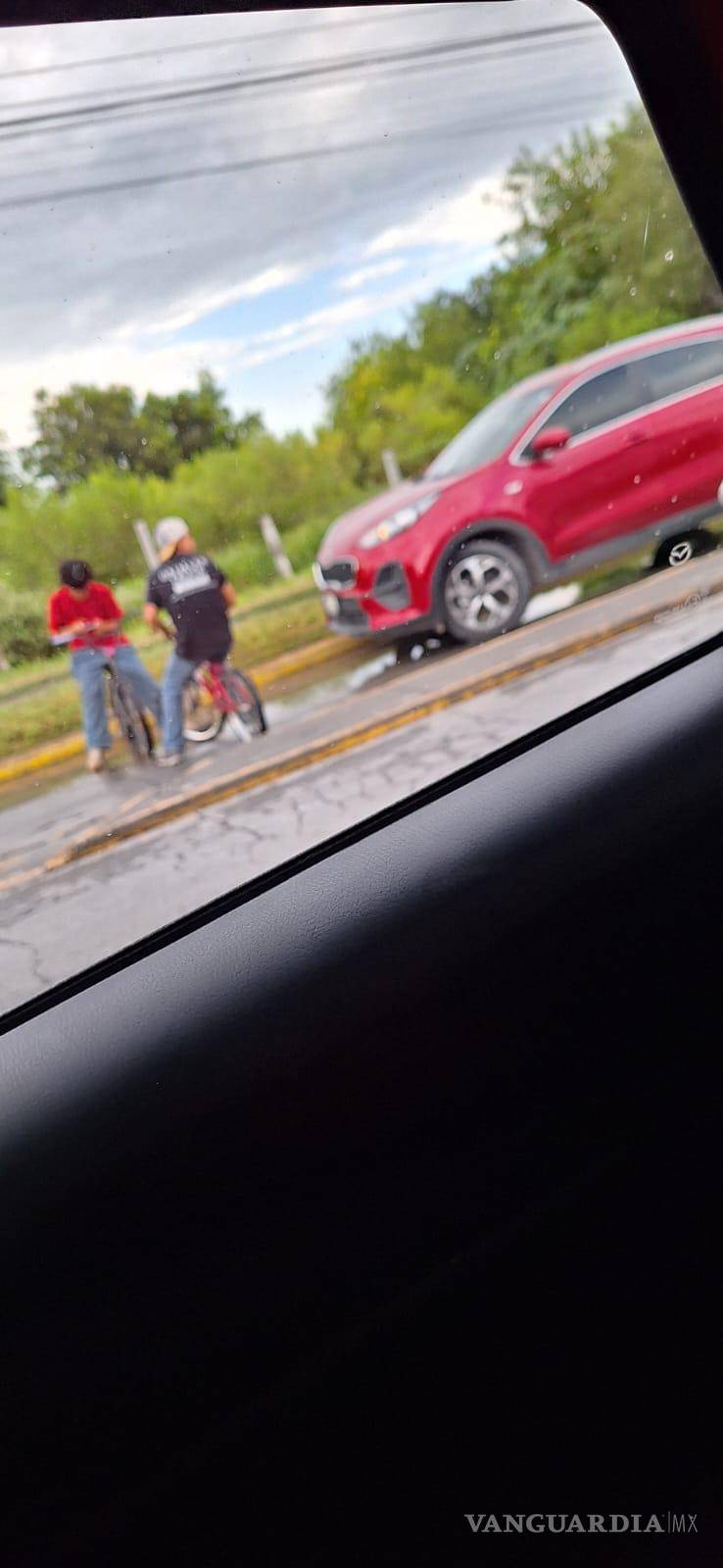 $!Ni los jovencitos ni la conductora cedían; los jovencitos estaban en su derecho, pues circulaban sobre el espacio exclusivo para ciclistas.
