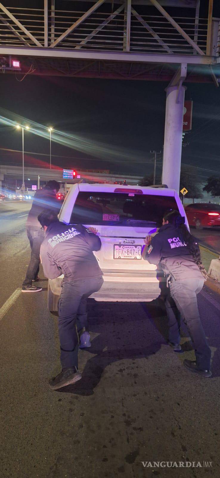 $!Los oficiales de Tránsito y Grupo de Reacción Sureste auxilian a un automovilista varado en una de las principales vías rápidas de Saltillo.