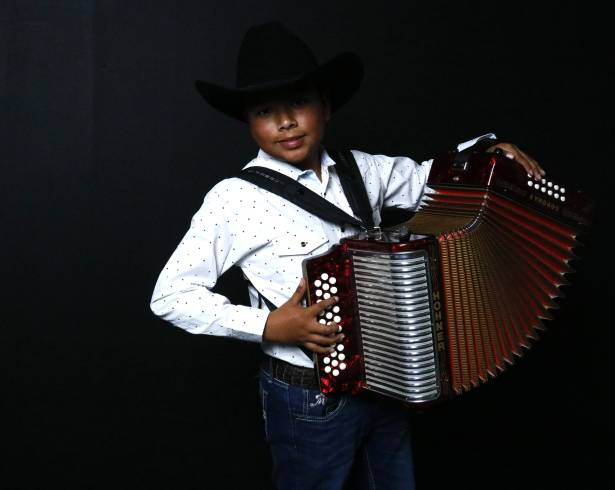 10 de diciembre del 2025 Para la sección VMas, nota del reportero @mmarines. Título: Edgar toco BPulido. Saltillo, Coahuila 10 diciembre. Fotos del niño Edgar que tocó el tema “Voy Desvelado”, en el concierto de Bobby Pulido, realizado en el Estadio Francisco I. Madero en Saltillo, Coahuila. Edgar tocó el tema “Voy Desvelado”, junto a Bobby Pulido.