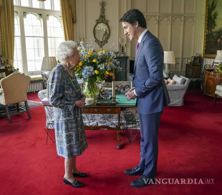 $!La reina Isabel II de Gran Bretaña recibe al primer ministro de Canadá, Justin Trudeau, durante una audiencia en el Castillo de Windsor. AP/Steve Parsons/Pool