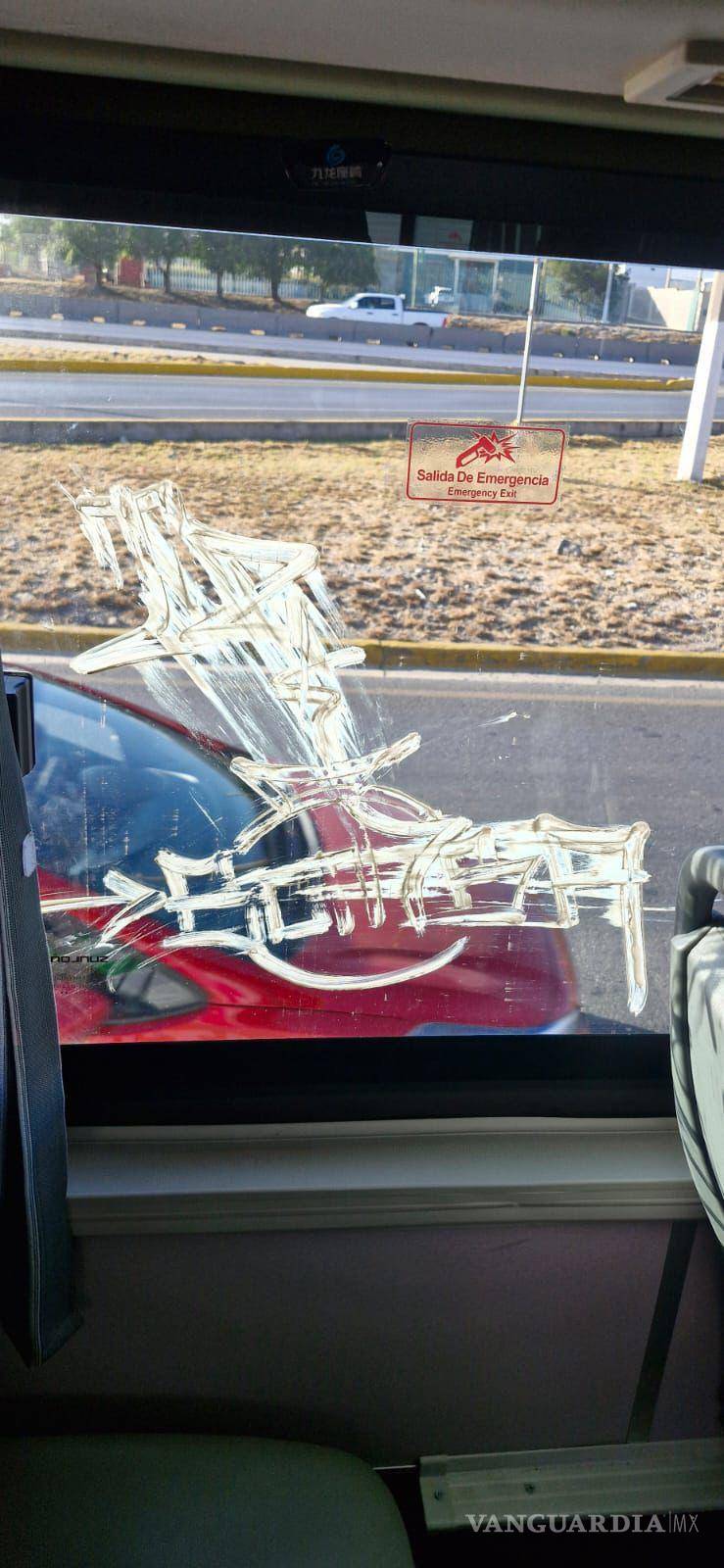 $!Operadores del programa activaron la alerta al notar el rayado de la ventana del camión.